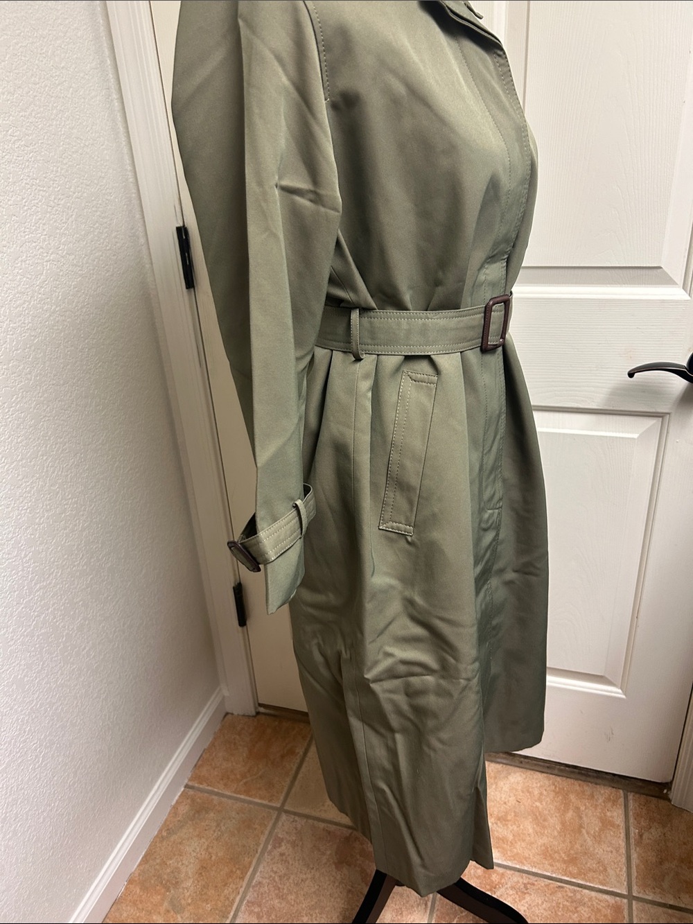 Blancheur Olive Green Trench Coat with Belt and pockets and detachable liner - Picture 4 of 11